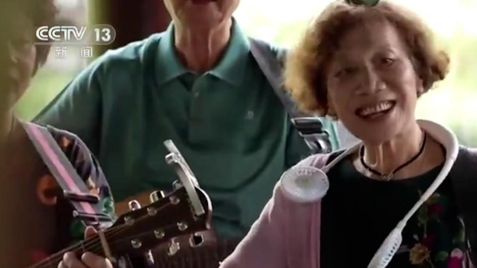 79岁奶奶组乐队玩摇滚，走出老伴离世阴霾