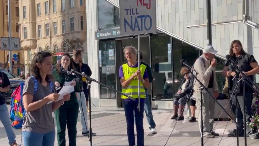 上百名瑞典民众在首都斯德哥尔摩举行示威活动，反对加入北约