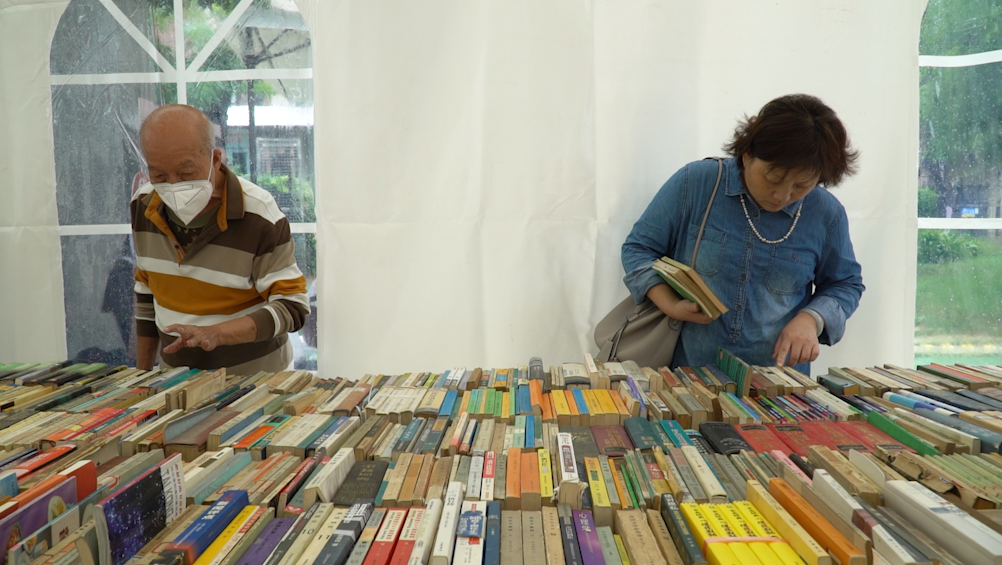 苏州河畔举办旧书市集，书友冒雨来淘书