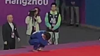 视频丨中国台北队运动员夺金后抱头哭泣，现场播放张雨生名曲