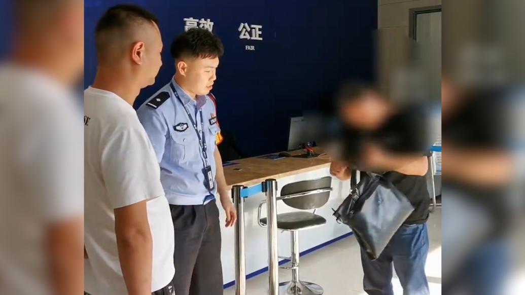 路边捡到10万块他毫不犹豫打了110_@所有人_澎湃新闻-The Paper