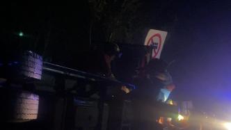 雨夜车祸司机被困，消防员“公主抱”接力救援