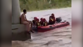 消防驾艇逆流而上，救回被困急流的野泳少年