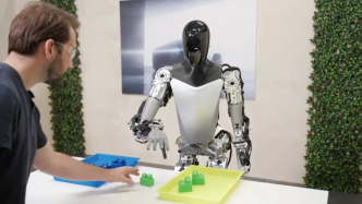 特斯拉人形机器人再进化：靠视觉给物品分类，能单腿站立做瑜伽