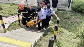 上海一男子维修设备时不慎从高处坠落，被成功救出