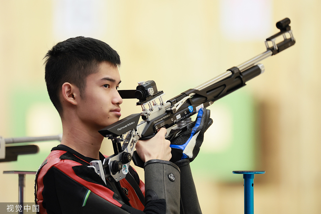 打破世界纪录！19岁盛李豪拿下男子10米气步枪金牌