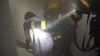 家中凌晨起火母子三人躲卫生间保命，消防在浓烟中匍匐前进救援