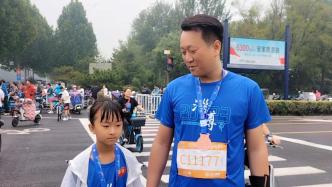 父亲陪8岁女儿跑迷你马拉松：全程未休息，锻炼了毅力