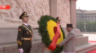 视频丨尼泊尔总理普拉昌达向人民英雄纪念碑敬献花圈