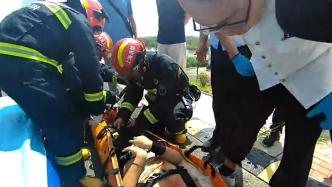 上海一男子维修设备时不慎从高处坠落，已被成功救出