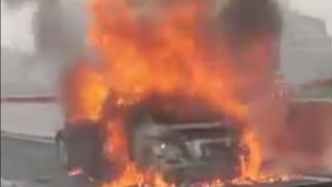 一车辆在上海云山路跨线桥上自燃，现场火光冲天