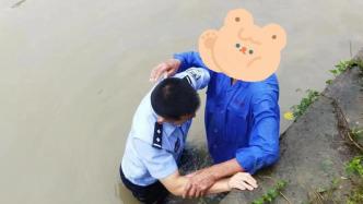 老人被河边发光物吸引不慎落水，上海民警奋不顾身下水救人