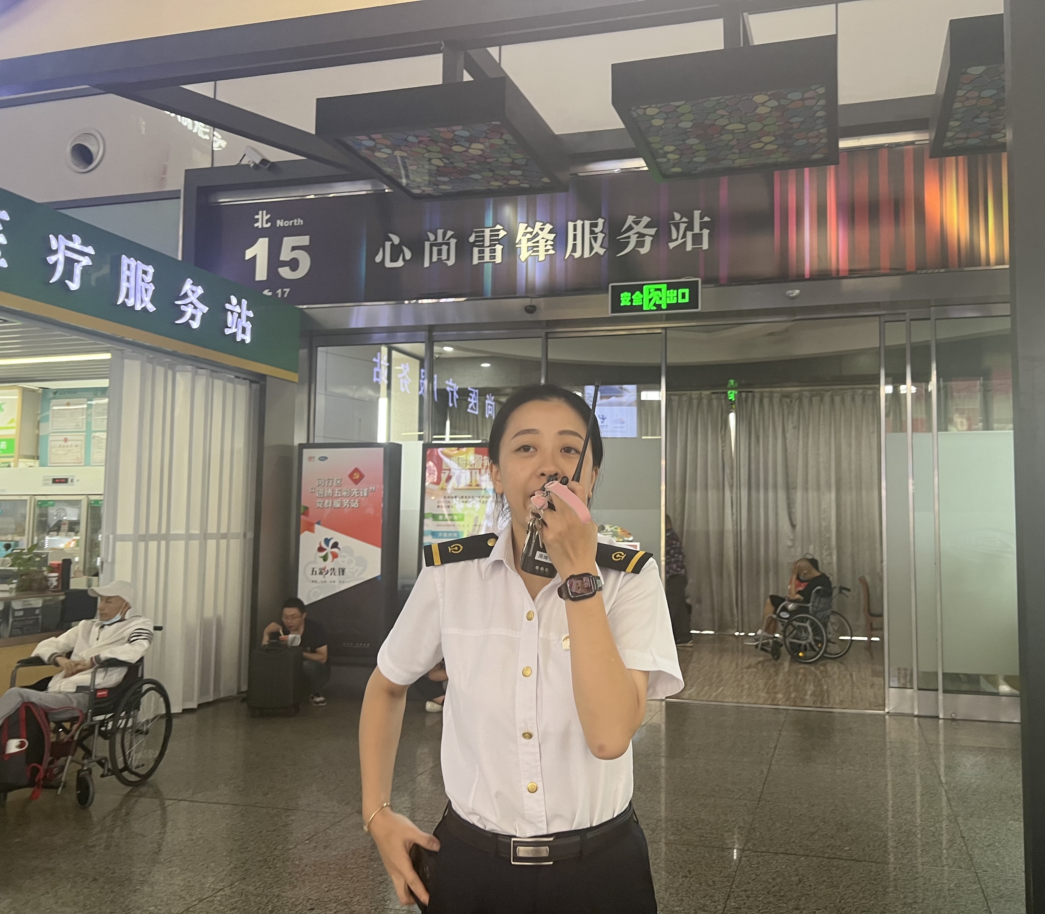 假日上海｜她在迎来大客流的虹桥火车站忙碌，单日最少两万步