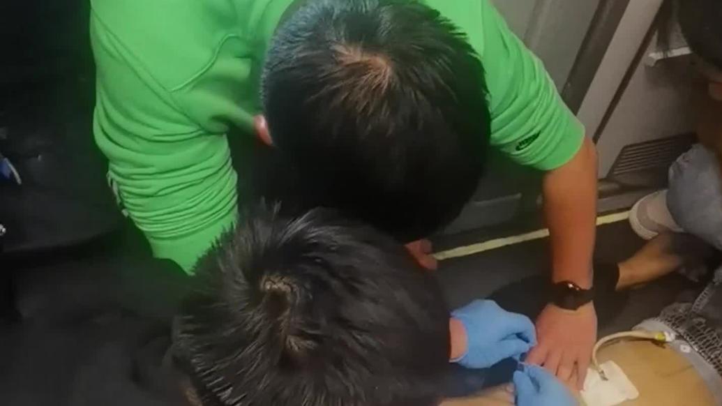 醫(yī)護(hù)人員萬米高空救治心臟驟停乘客