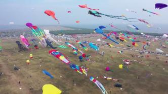 现场万人齐聚放飞风筝，巨型“花篮”在蓝天上向祖国致意