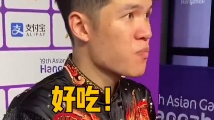 马来西亚选手第一次在中国吃月饼哽咽了
