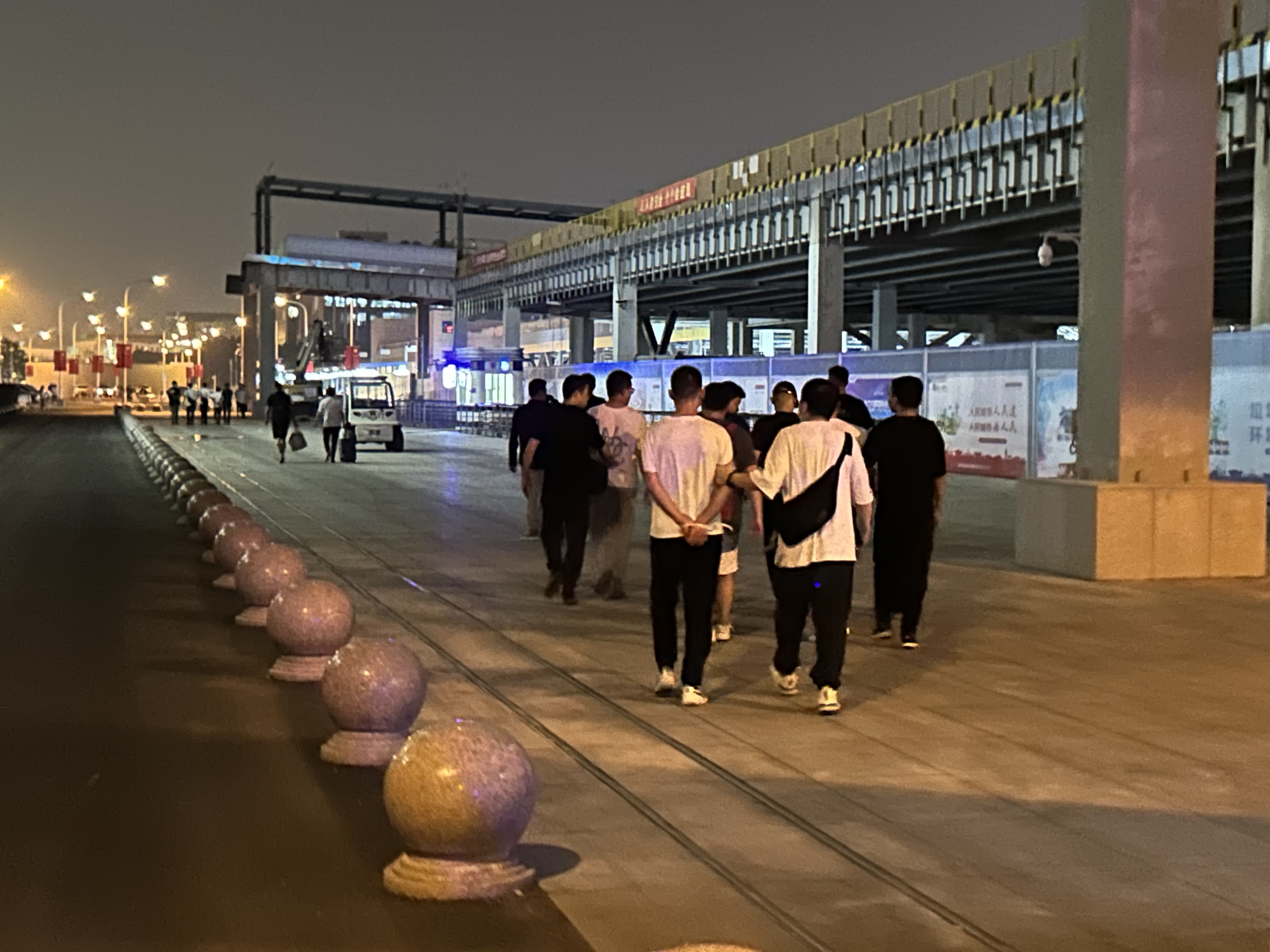 上海警方深夜收网抓获17名“拉客黄牛”:多次流窜在虹桥枢纽搭讪游客_浦江头条_澎湃新闻-The Paper