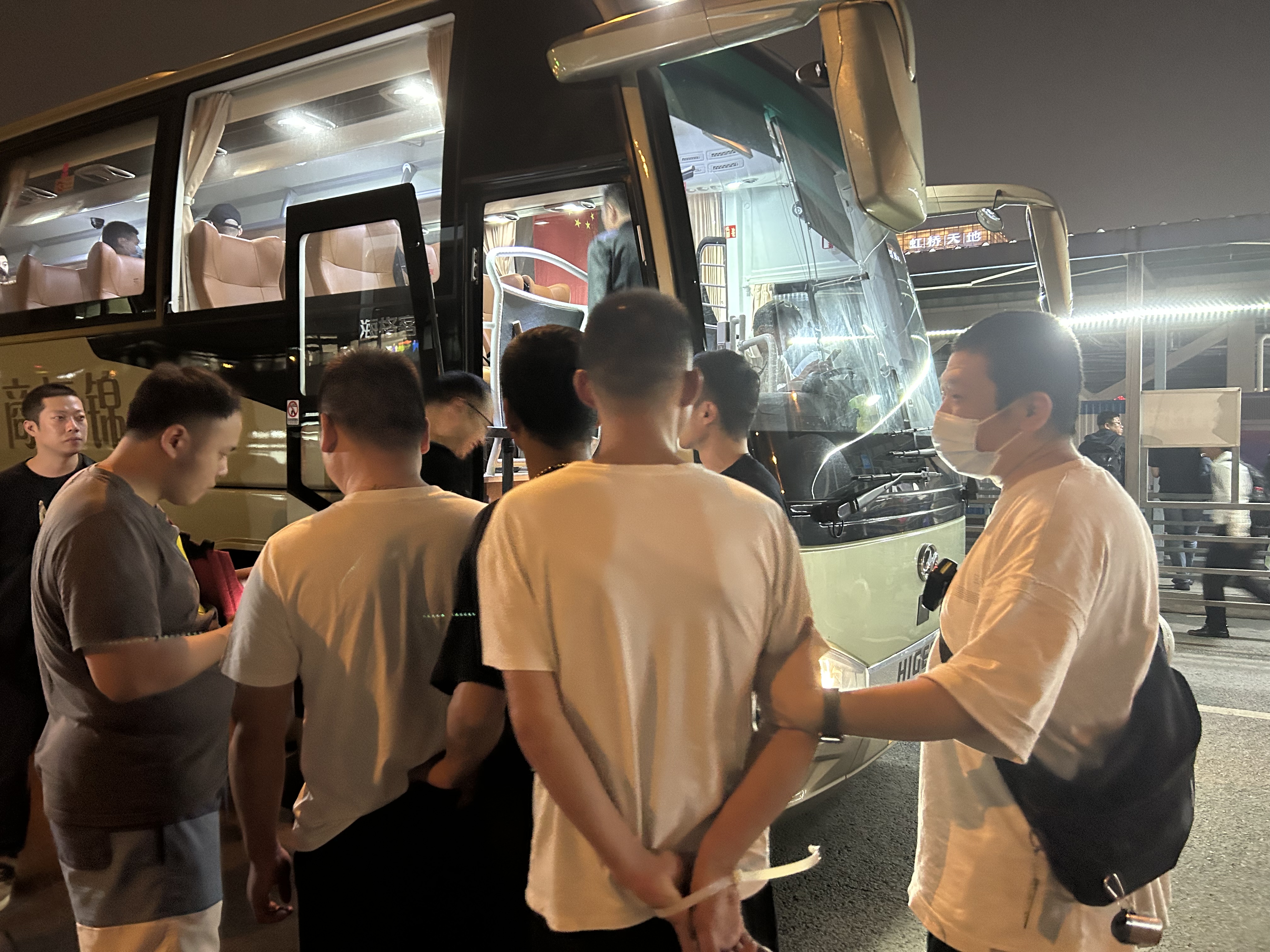 上海警方深夜收网抓获17名“拉客黄牛”:多次流窜在虹桥枢纽搭讪游客_浦江头条_澎湃新闻-The Paper