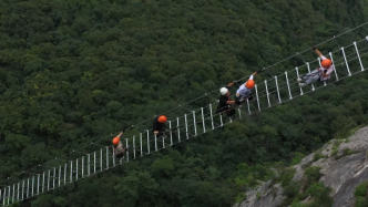 亚洲第一条绝壁飞拉达天梯开放，游客沿38度峭壁攀爬