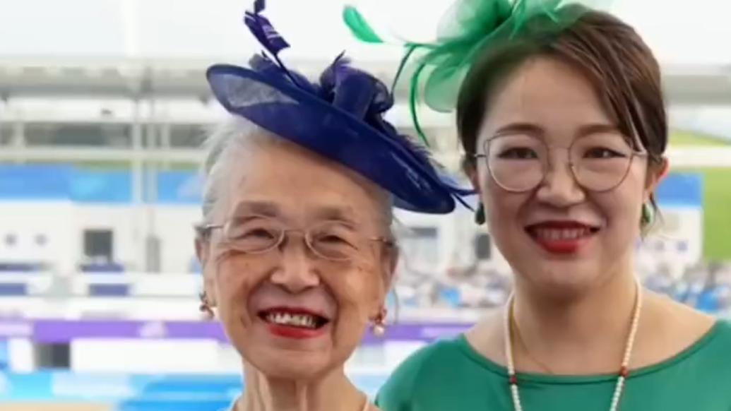 81岁老奶奶盛装观看亚运会马术比赛