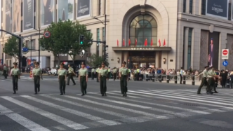 上海南京路再现“拉链式人墙”，武警战士给足游客“安全感”