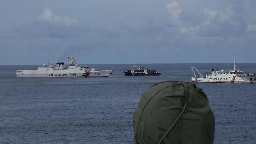 中国海警局新闻发言人就菲律宾公务船非法侵闯黄岩岛发表谈话