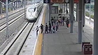陕西宝鸡南站内4岁男童突然冲向进站列车，客运员一把抱回