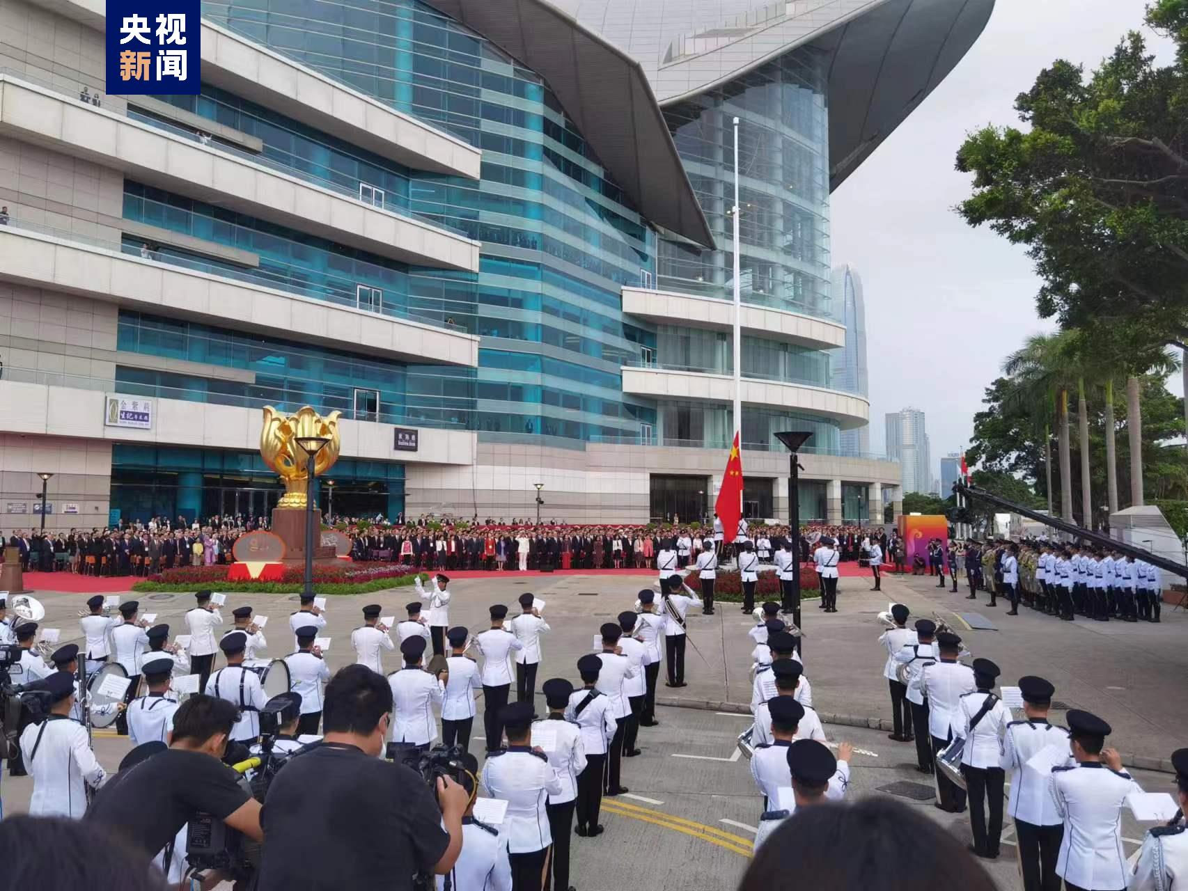 香港举行升旗仪式庆祝中华人民共和国成立74周年