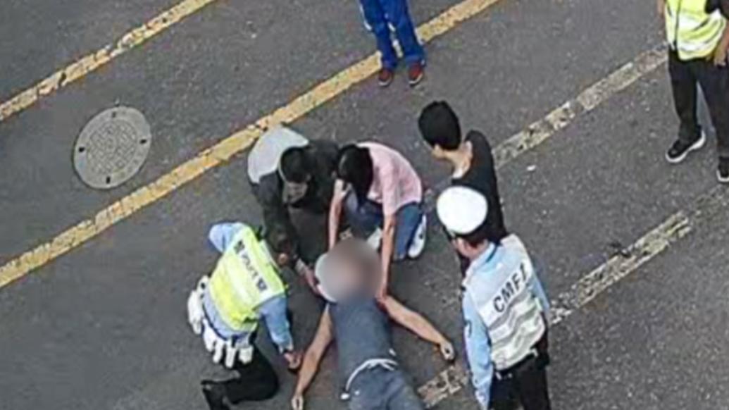男子在高速服务区突发癫痫，上海交警喊来途经医生一起救助