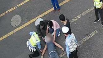男子在高速服务区突发癫痫，上海交警喊来途经医生一起救助