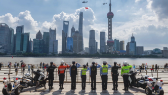 上海公安警用直升机飞越黄浦江，巨幅五星红旗迎风飘扬