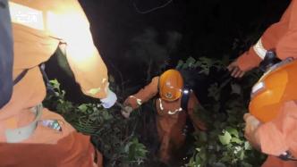 两游客被困山中，73名消防员连夜搜救