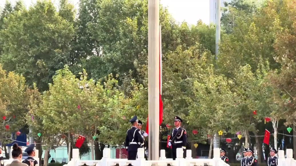 新疆和田各地举行国庆升旗仪式