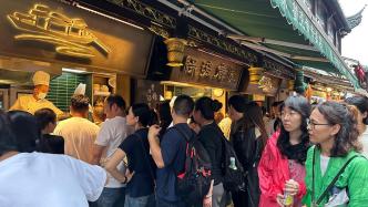 假日上海｜从擀烧卖皮子开始，他如何成为豫园“老字号”餐厅的大家长？