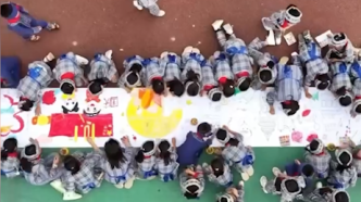 小学生手绘28米画作祝福祖国