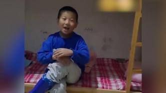 八岁男孩跟奶奶看戏自学秦腔表演惟妙惟肖