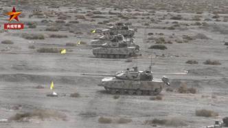 大漠戈壁上装甲分队开展实弹射击考核