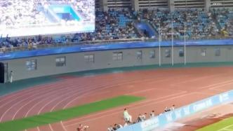 男足中国香港对阵日本，中场休息全场合唱《我的中国心》