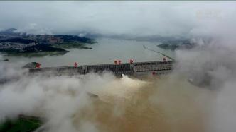 三峡工程飘扬“中国红”，游客感受国之重器