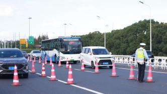 返程车流来临G40长江隧桥段缓行，车速约每小时30公里