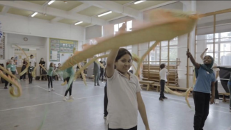 中国体育教师将舞龙、竹竿舞等特色带进英国校园