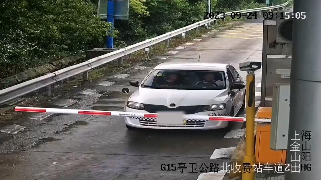 驾校教练超载带学员赶考，被上海交警当场拦下