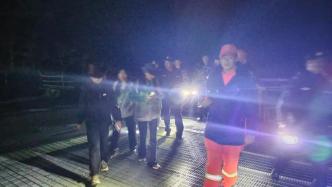 5名学生私自进入玉龙雪山被困，消防接报警后3小时安全救出