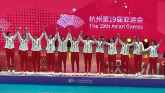 中国女排夺冠！领奖前，队员集体拍拍领奖台