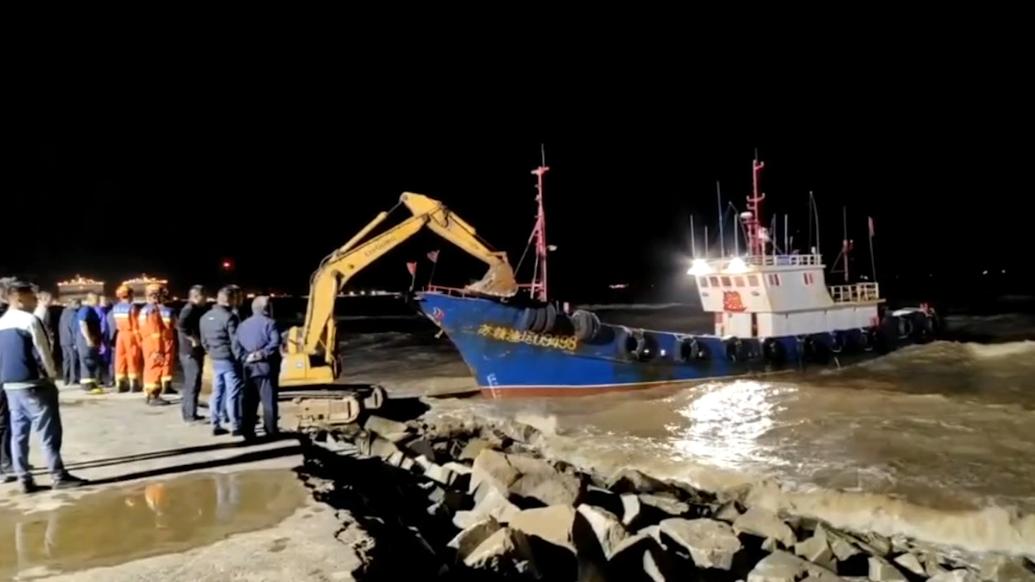 风浪中两船搁浅25人被困，多部门联手用挖机救援