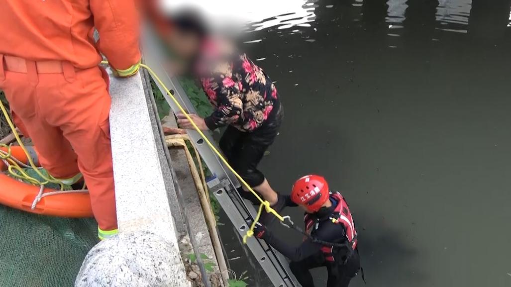 晨练遇老人坠河，女子报警后消防将老人救上岸