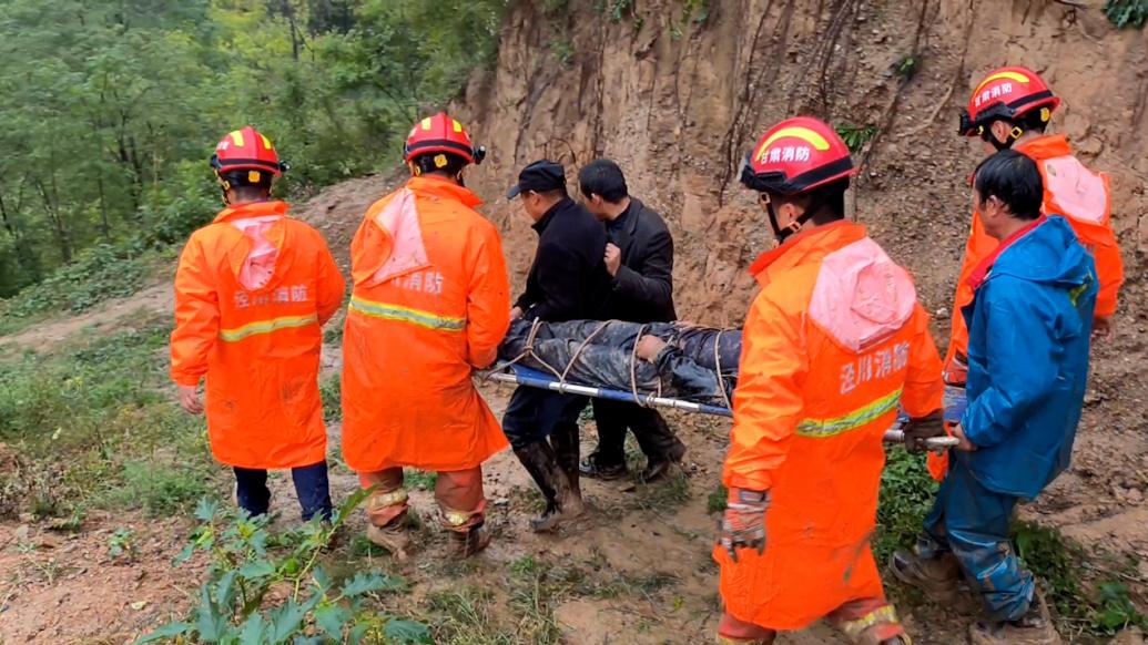 老人找羊不慎坠入山沟，消防花两小时用担架抬出交给医护