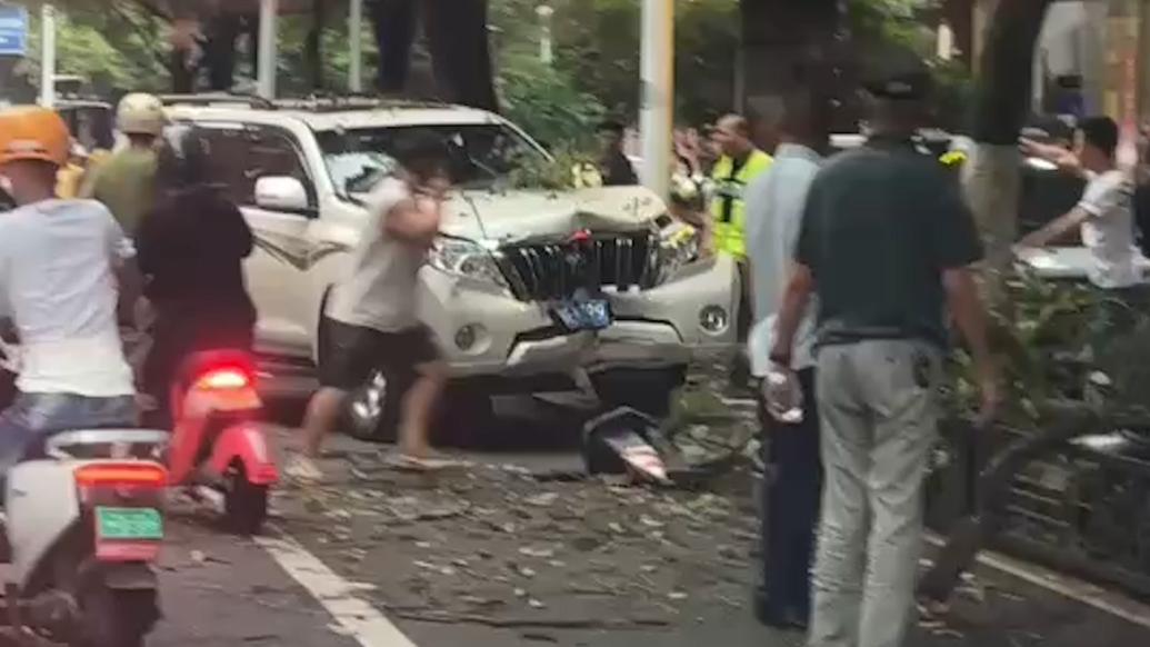 漳州一男子驾车时突发身体不适酿事故，致5人受伤