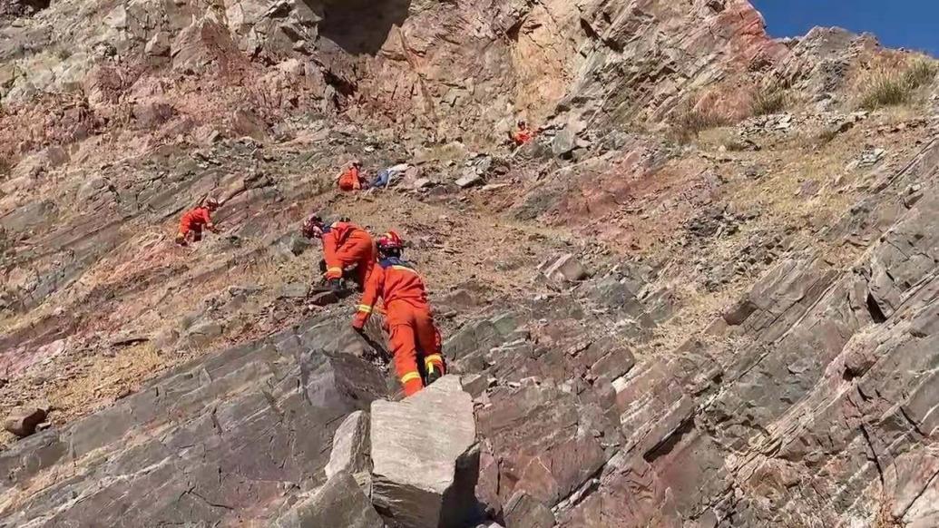 游客爬上悬崖拍照被困，消防用绳索高空救援