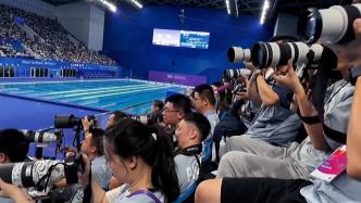 亚运会上摄影记者拍摄动作“神同步”